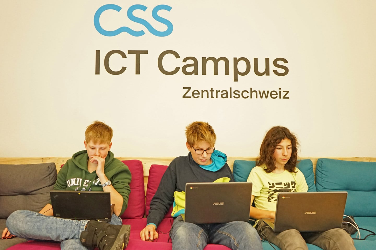 Tief in ihre ICT-Welt versunken: Christoph Lötscher, Max Schaad und Emanuel Iten (von links).