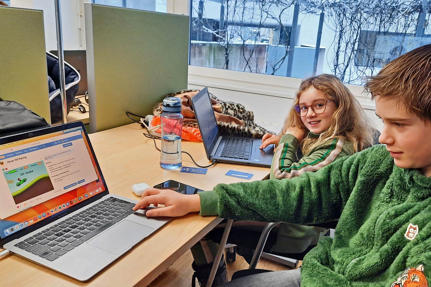Die Geschwister Julius und Caroline Wirz entwerfen mit der Programmiersprache «Scratch» ihr eigenes Online-Spiel.
